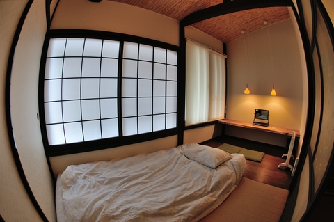 Chambre traditionnelle dans un ryokan à Kyoto, Japon - Tatamis et futon authentiques