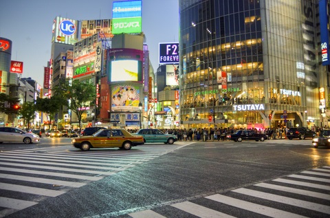 Traversée du célèbre Shibuya Crossing à Tokyo, Japon – Une expérience incontournable pour les voyageurs