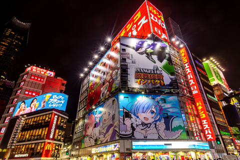 Panneaux lumineux et néons colorés dans le quartier de Shinjuku, Tokyo, Japon