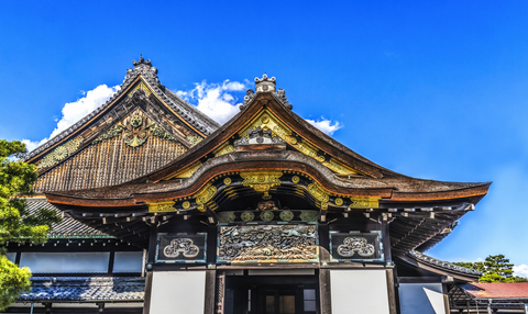 Entrée du château de Nijo à Kyoto, une forteresse historique des Shoguns avec une architecture impressionnante.