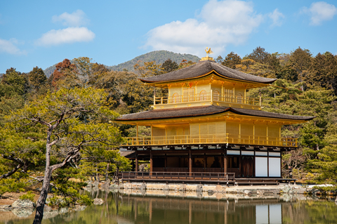 Vue du Pavillon d’Or (Kinkakuji) à Kyoto, un temple zen recouvert de feuilles d’or, entouré d’un magnifique jardin japonais.