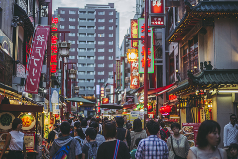 Rue animée du quartier de Nankinmachi, le Chinatown de Kobe, avec son architecture chinoise et ses commerces traditionnels.
