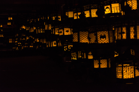 Rangée de lanternes en bronze ornées au sanctuaire Kasuga à Nara, un site sacré de la famille Fujiwara.